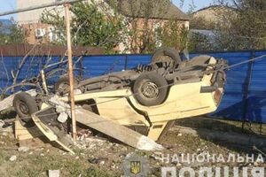 После удара об электроопору машина перевернулась