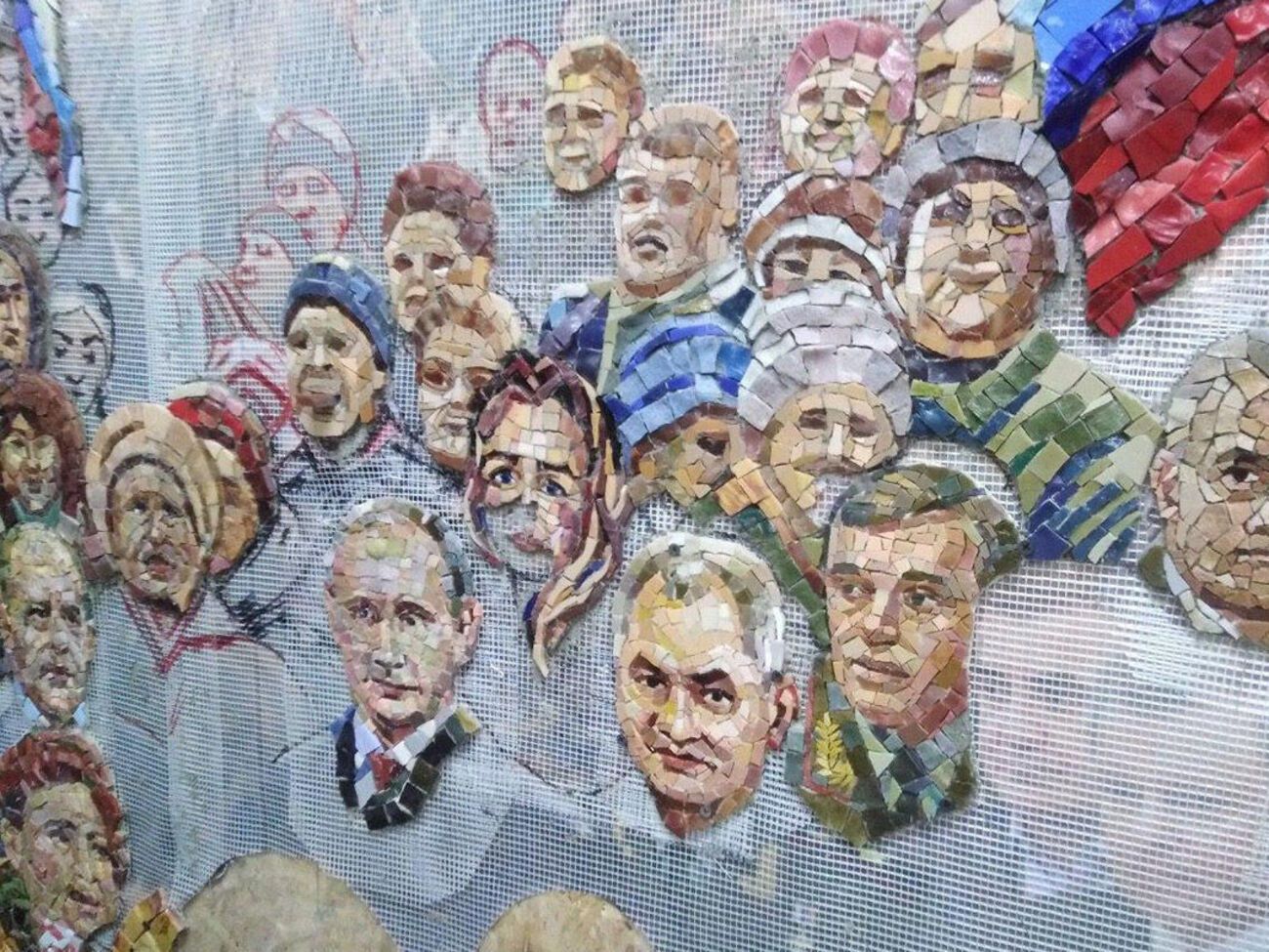 Изображение наносят на стену храма