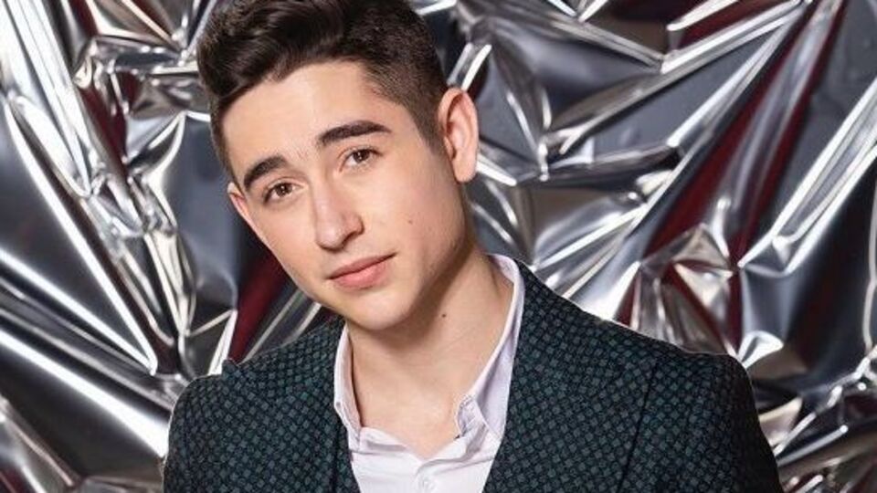 Сасанчин: В суперфинале десятого сезона шоу Сасанчин спел песню Luna Tu из репертуара Алессандро Сафины