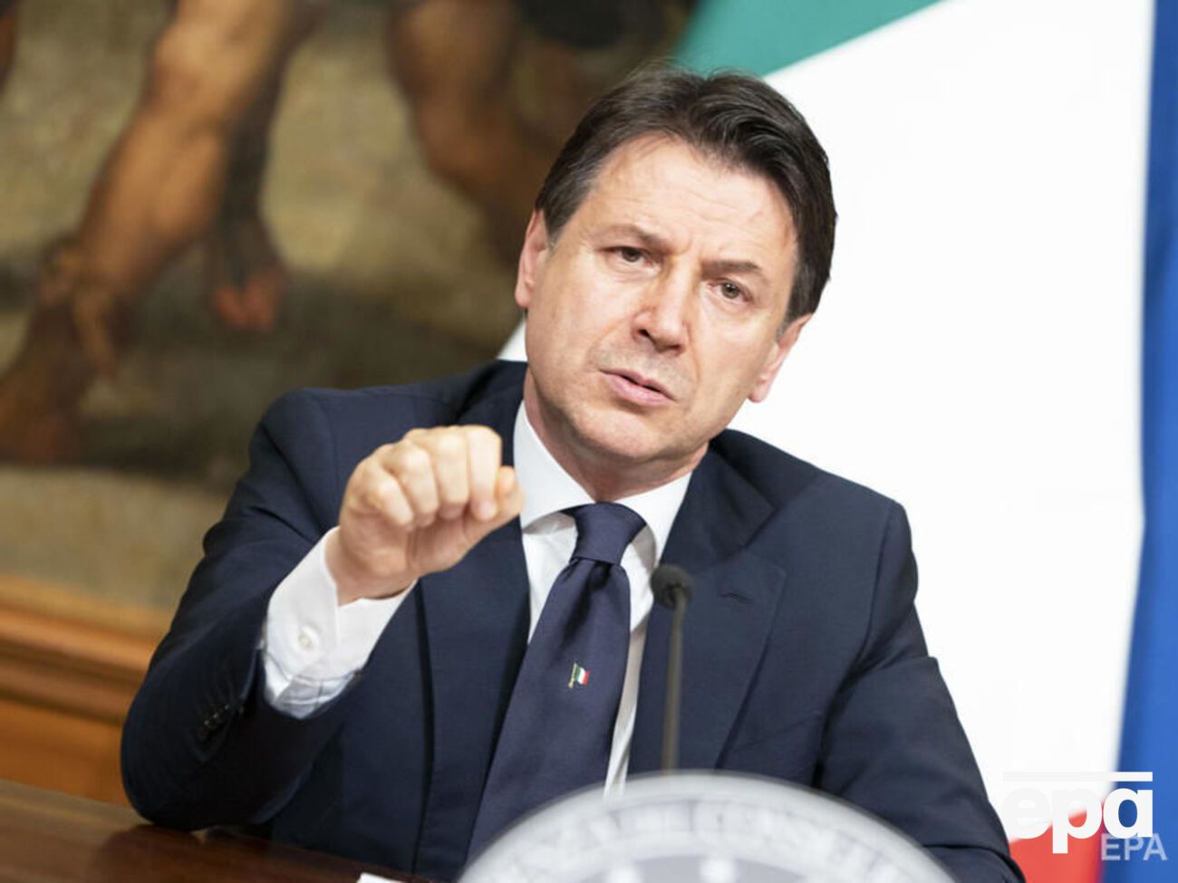 Конте призвал итальянцев носить маски и не приближаться друг к другу ближе чем на метр