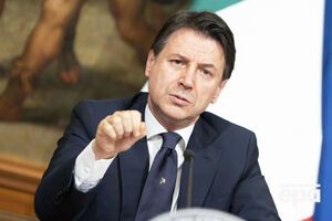 Конте призвал итальянцев носить маски и не приближаться друг к другу ближе чем на метр