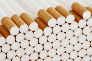 Вуличні торговці продають приблизно третину нелегальних цигарок в Україні