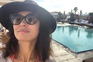 Куриленко показала парикмахерские способности