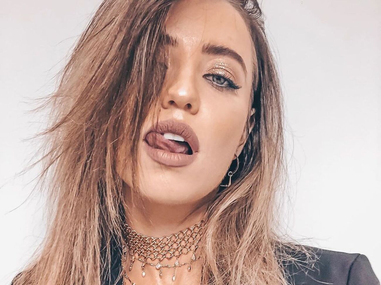 Дорофеева, позируя для нескольких снимков, показала язык