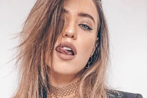 Дорофеева, позируя для нескольких снимков, показала язык