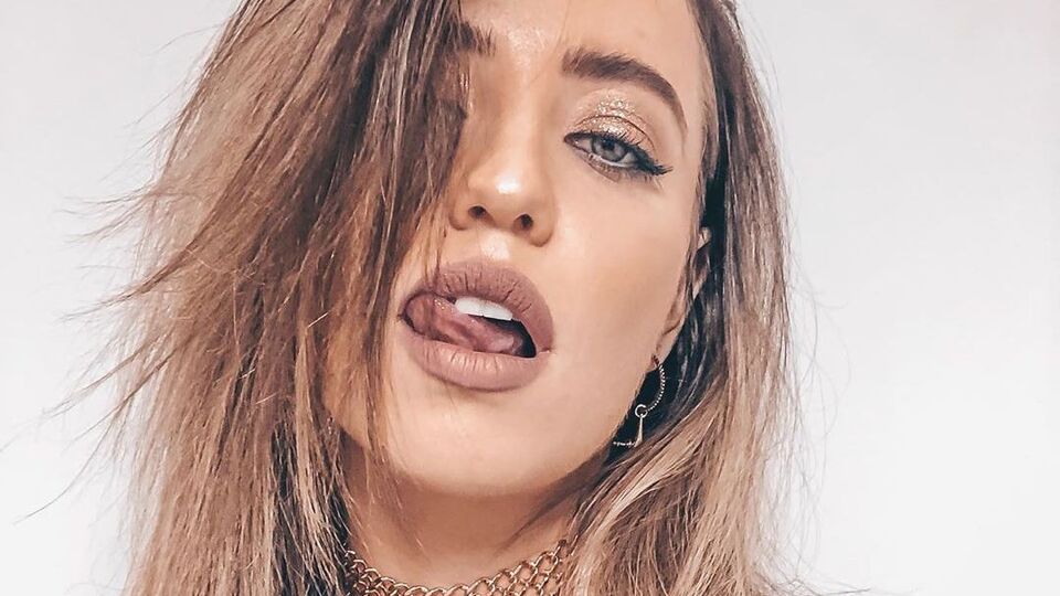 Дорофєєва, позуючи для декількох знімків, показала язик