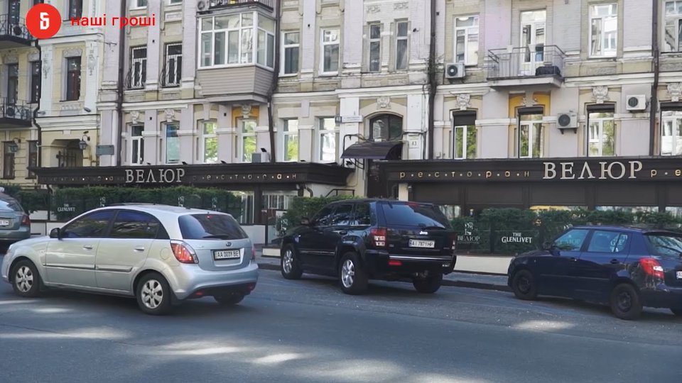 Журналісти тиждень спостерігали за рестораном "Велюр", біля нього завжди багато автомобілів навіть під час карантину