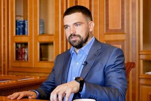 Трофімов закликав авторів програми, а також інші ЗМІ спростувати інформацію про його нібито візит у ресторан "Велюр"
