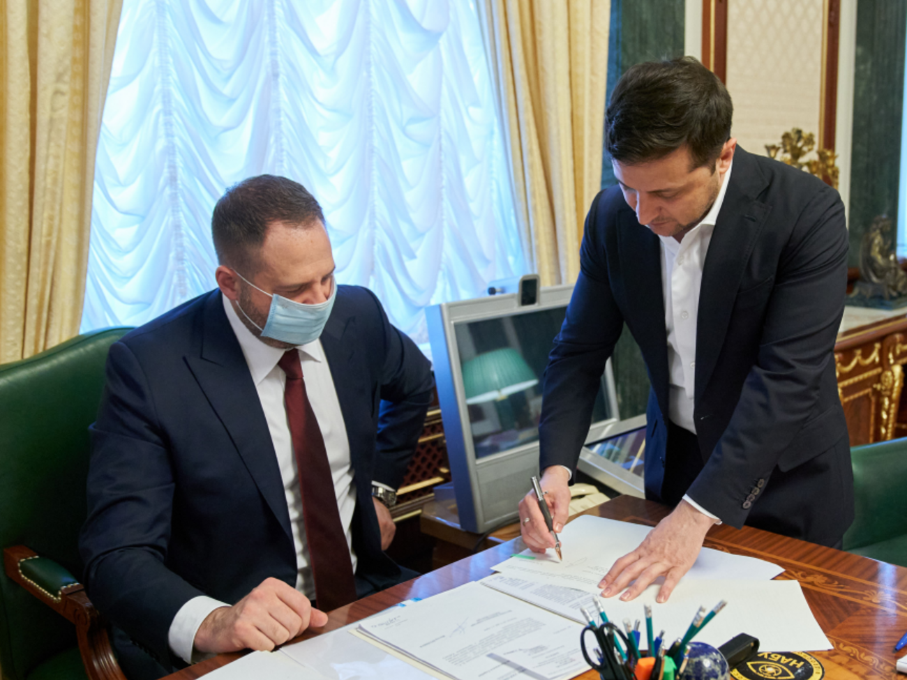 Зеленський (праворуч) підписав закон, що передбачає відкриття ринку землі з 2021 року