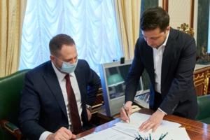 Зеленський (праворуч) підписав закон, що передбачає відкриття ринку землі з 2021 року
