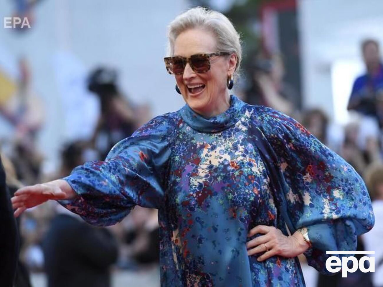 Стріп показала, як сама перемішує коктейль у шейкері