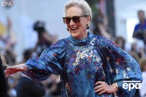 Стріп показала, як сама перемішує коктейль у шейкері