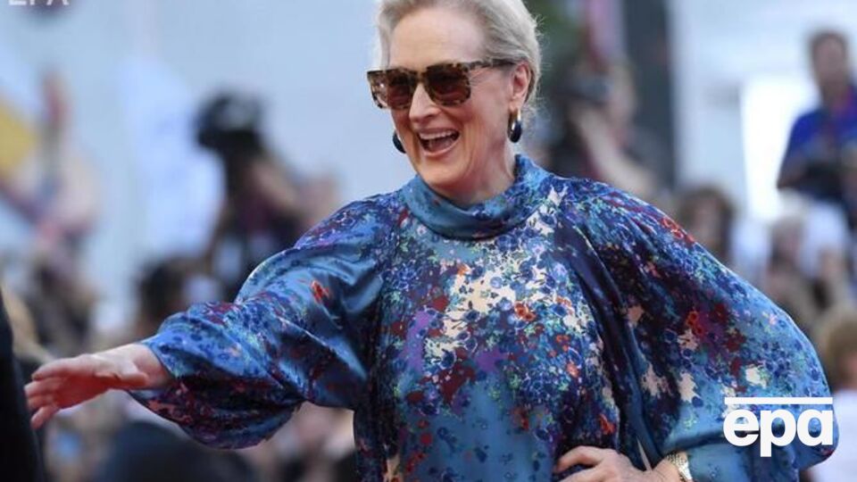 Стрип показала, как сама перемешивает коктейль в шейкере