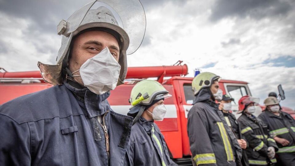 Пожежники продовжують гасити окремі осередки тління торфовищ у Київській області