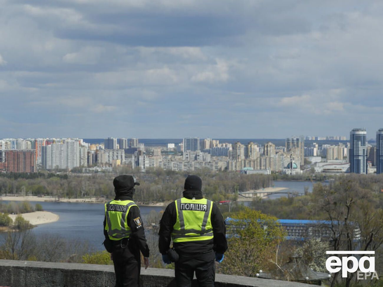 Кількість громадян, які вважають карантин занадто м'яким, протягом місяця скоротилася вдвічі