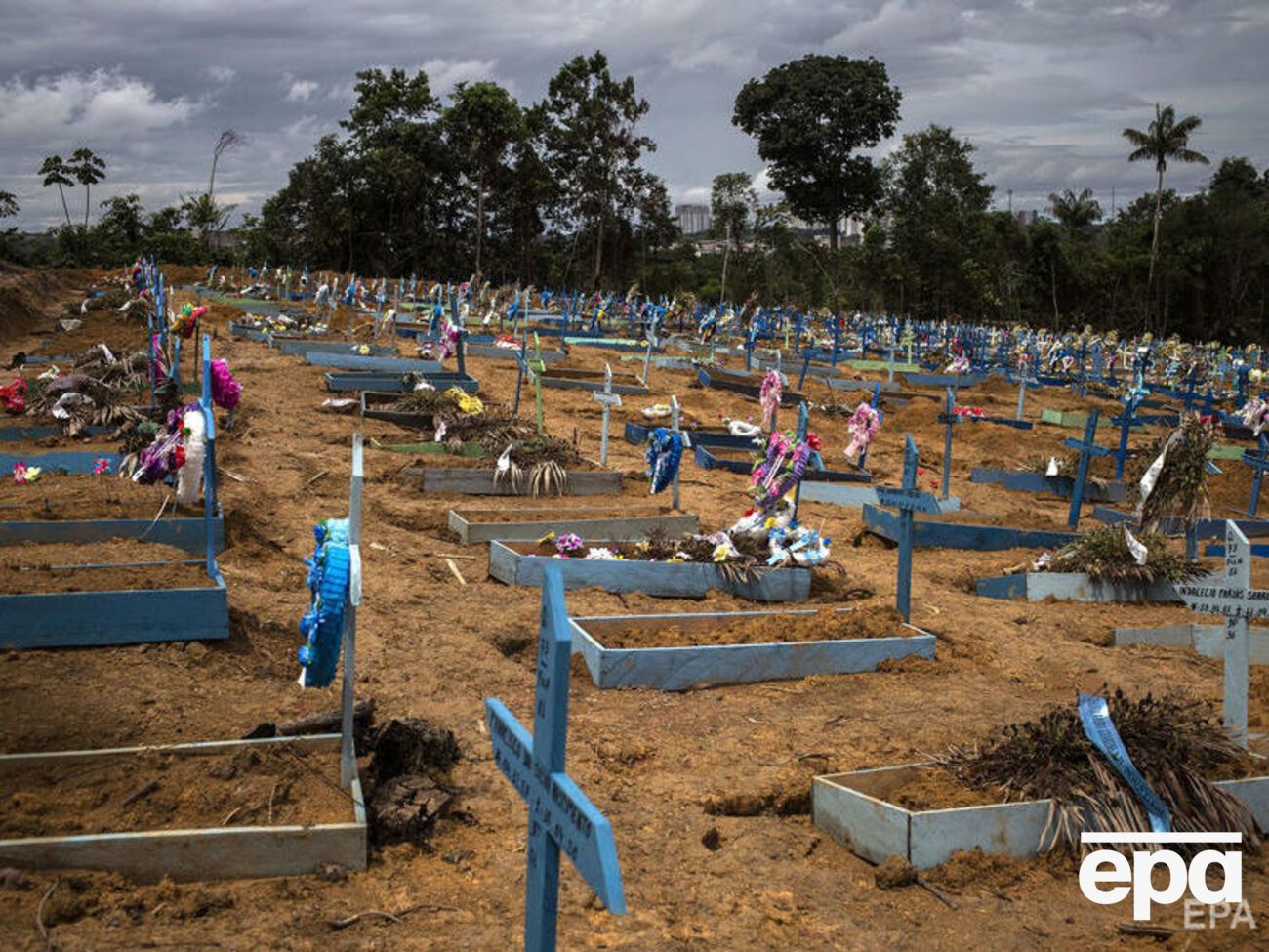 Согласно подсчетам Financial Times, сейчас количество умерших от COVID-19 может составлять 318 тыс., а не 215 тыс.