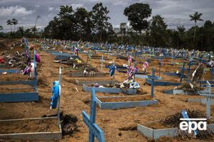 Согласно подсчетам Financial Times, сейчас количество умерших от COVID-19 может составлять 318 тыс., а не 215 тыс.