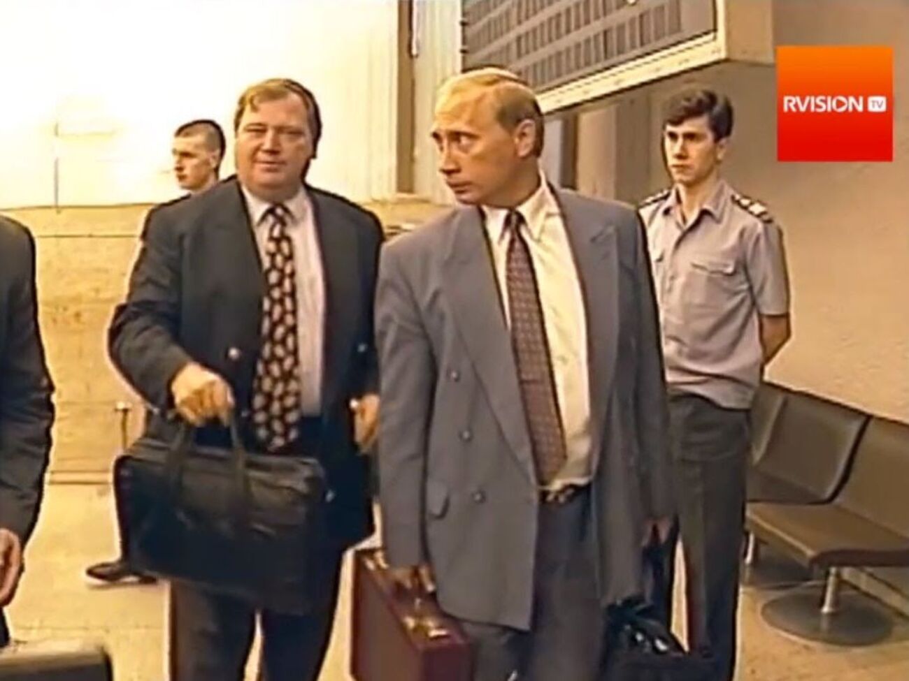 Попов: Гусинський і Бобков проґавили непоказного офіцера КДБ/ФСБ, який завжди мав неохайну зачіску і піджак, що не відповідав його фігурі. Звали цю людину Володимир Путін