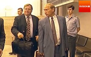 Попов: Гусинский и Бобков прозевали появление невзрачного офицера КГБ/ФСБ, всегда имевшего неопрятную прическу и несоразмерный для его фигуры пиджак. Звали этого человека Владимир Путин