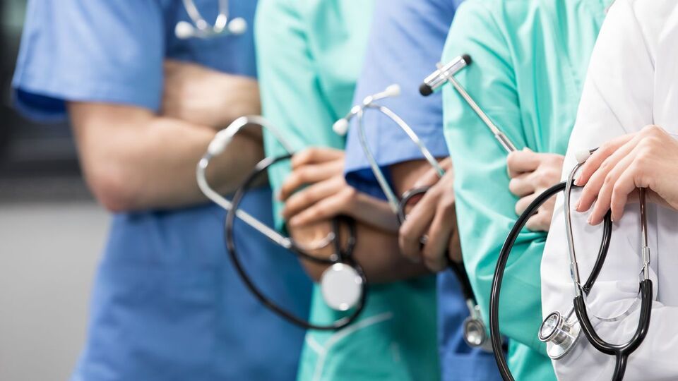 С момента вспышки эпидемии в госпитализации нуждались 333 медика, у которых выявили коронавирус