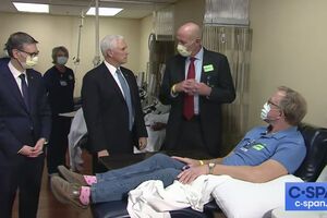 Пенс заявил, что регулярно проверяется на коронавирус, а потому решил не надевать защитную маску