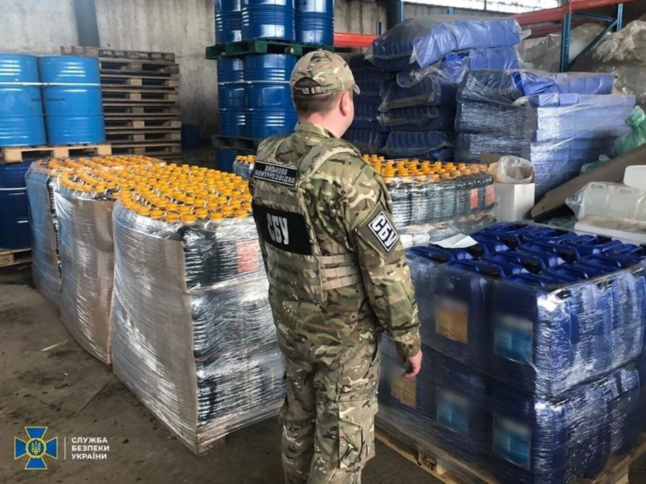 Під час обшуків правоохоронці вилучили понад 13 тонн спиртової суміші