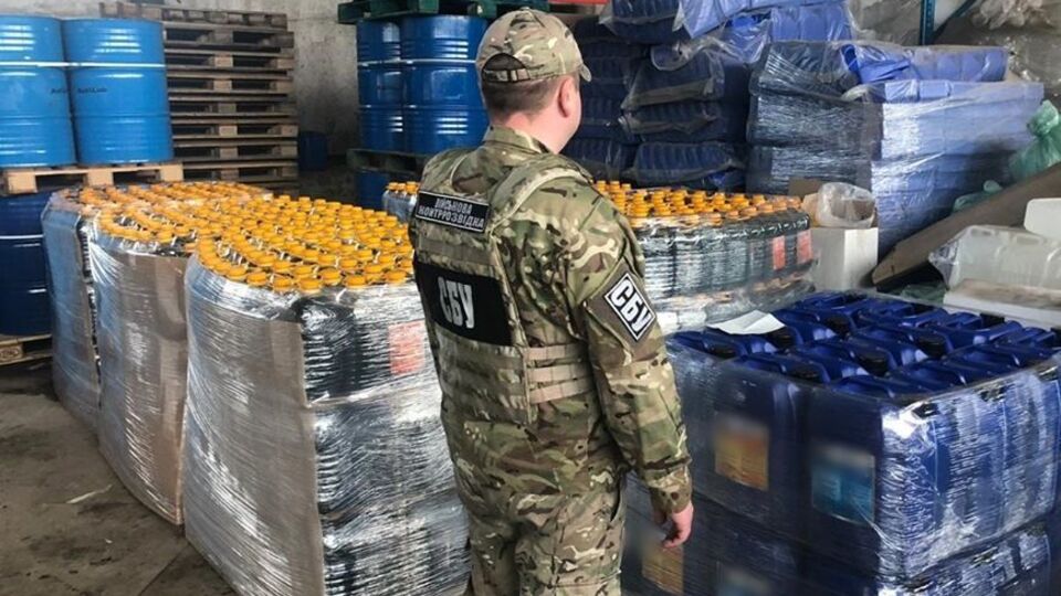 Під час обшуків правоохоронці вилучили понад 13 тонн спиртової суміші
