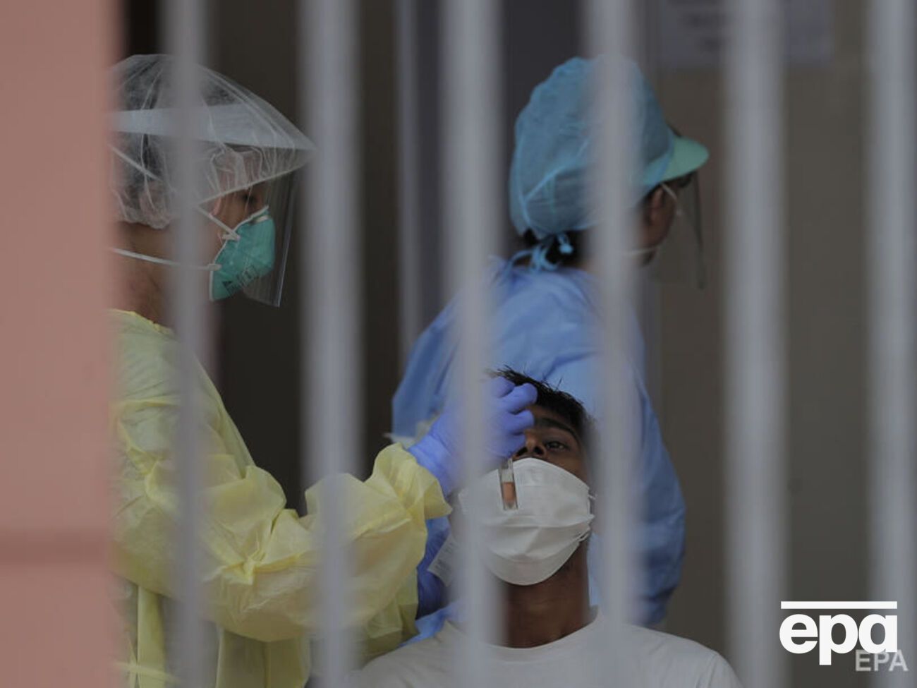 До кінця року повністю побороти пандемію не вдасться, вважають автори моніторингу