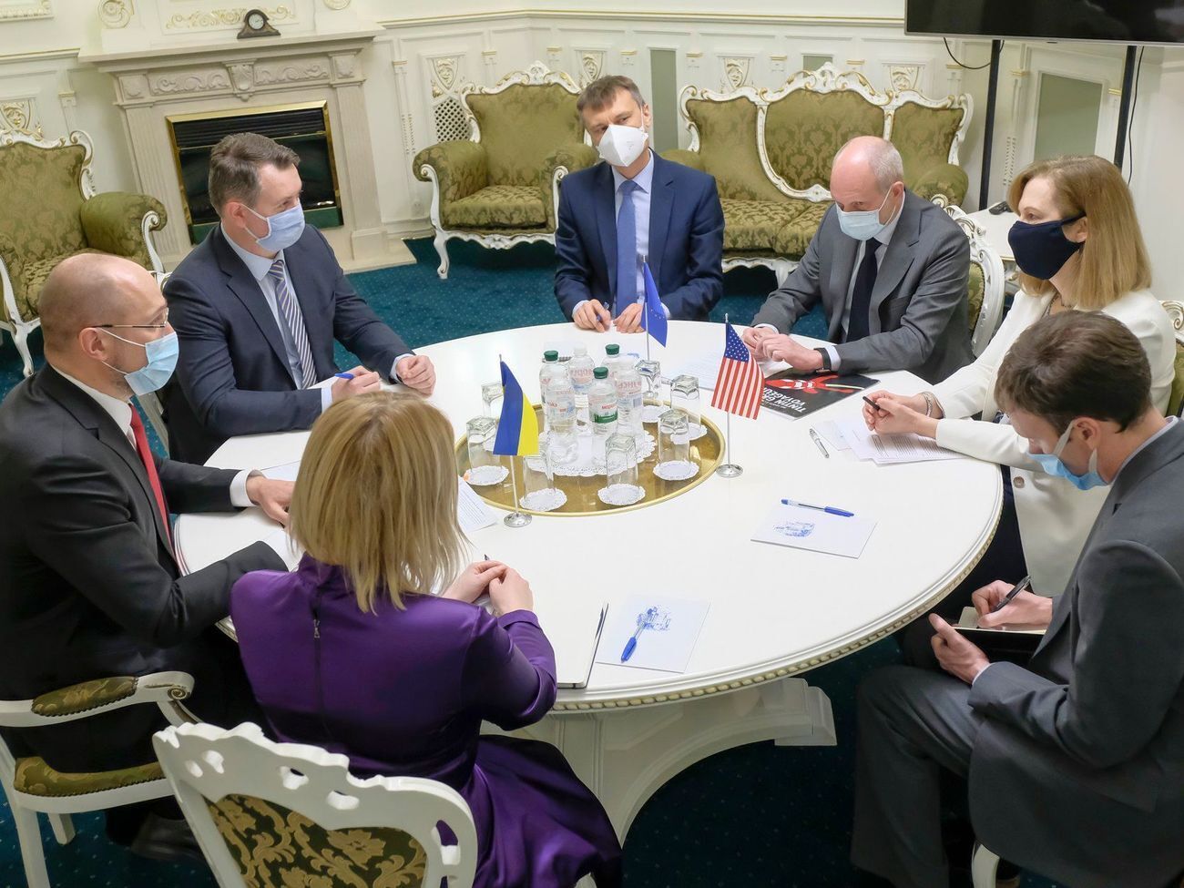 Важным условием в Кабмине назвали предоставление украинцам легального трудоустройства сроком от трех месяцев