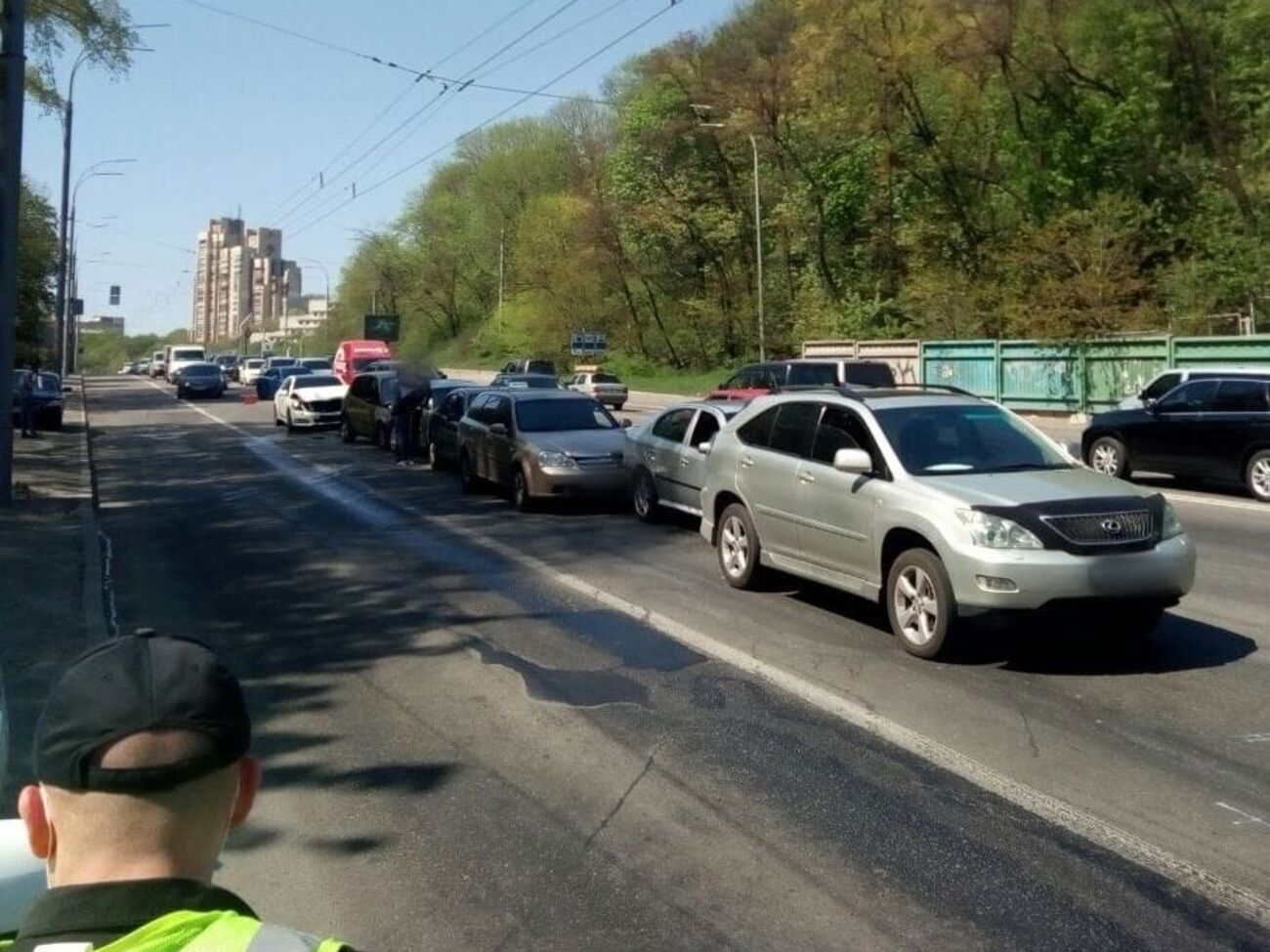 Авария произошла из-за несоблюдения дистанции водителем Mercedes, уточнили в полиции