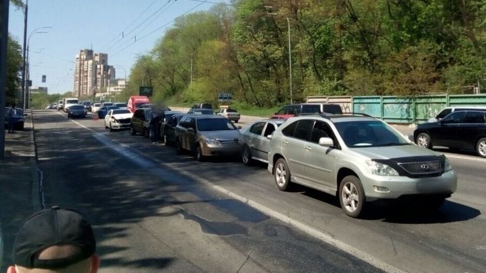 Авария произошла из-за несоблюдения дистанции водителем Mercedes, уточнили в полиции