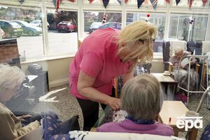 Британське МОЗ від сьогодні використовує у зведеннях дані з будинків для людей похилого віку