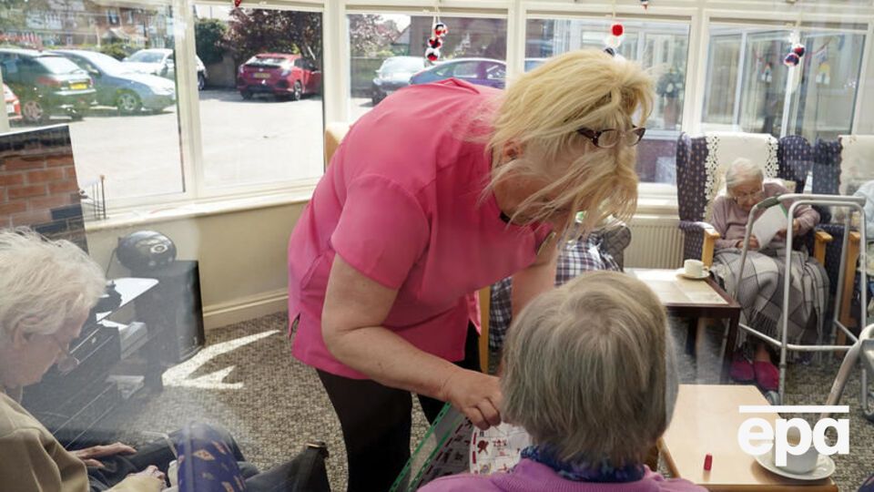 Британське МОЗ від сьогодні використовує у зведеннях дані з будинків для людей похилого віку