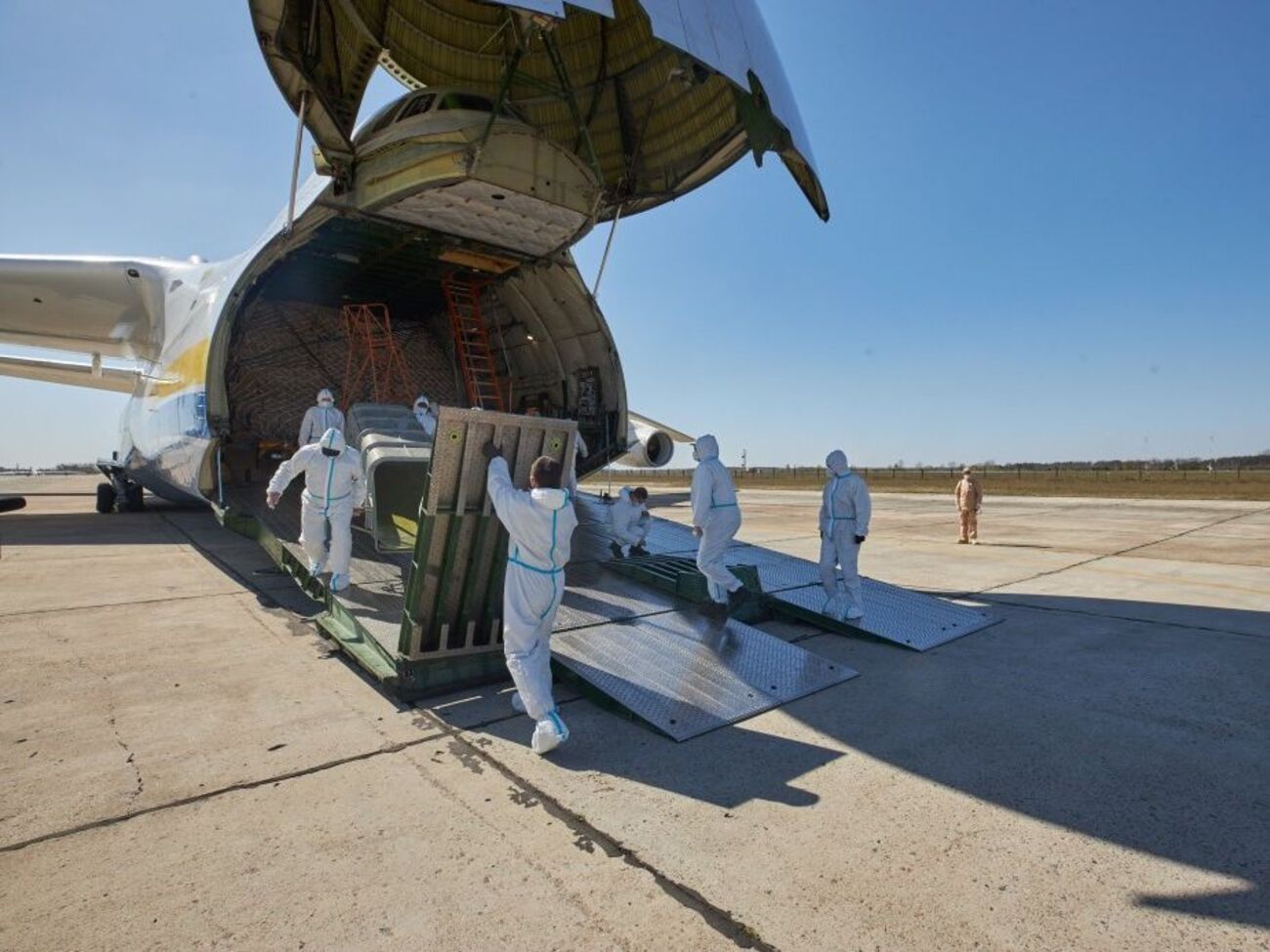 Офіс президента надав суперечливу інформацію про те, який вантаж доправила в Україну "Мрія"