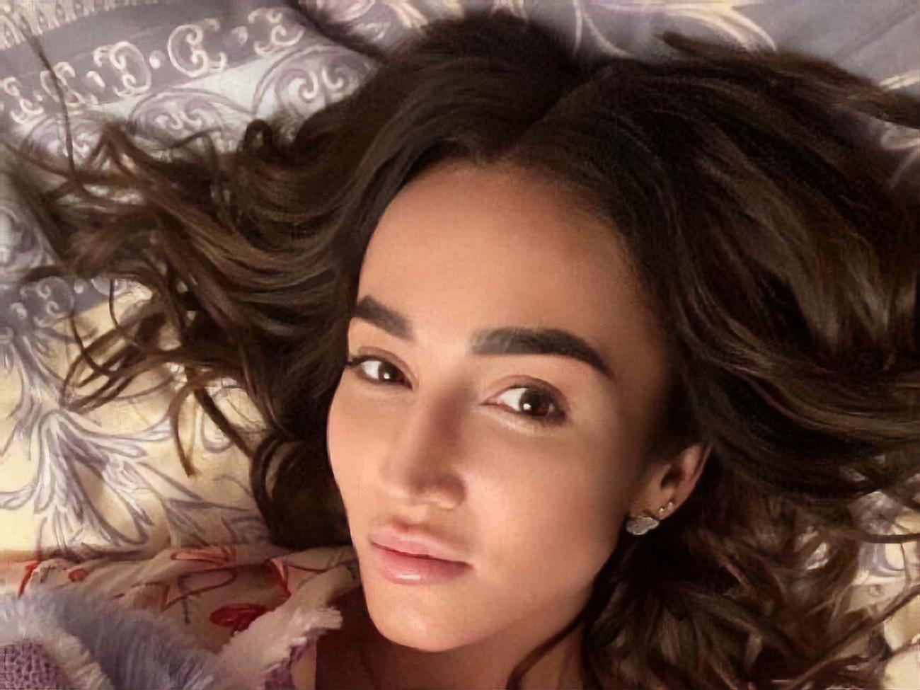 Бузова:&nbsp;Давай останемся дома, закроем все двери под светом неона в нашей атмосфере