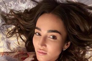 Бузова: Давай останемся дома, закроем все двери под светом неона в нашей атмосфере