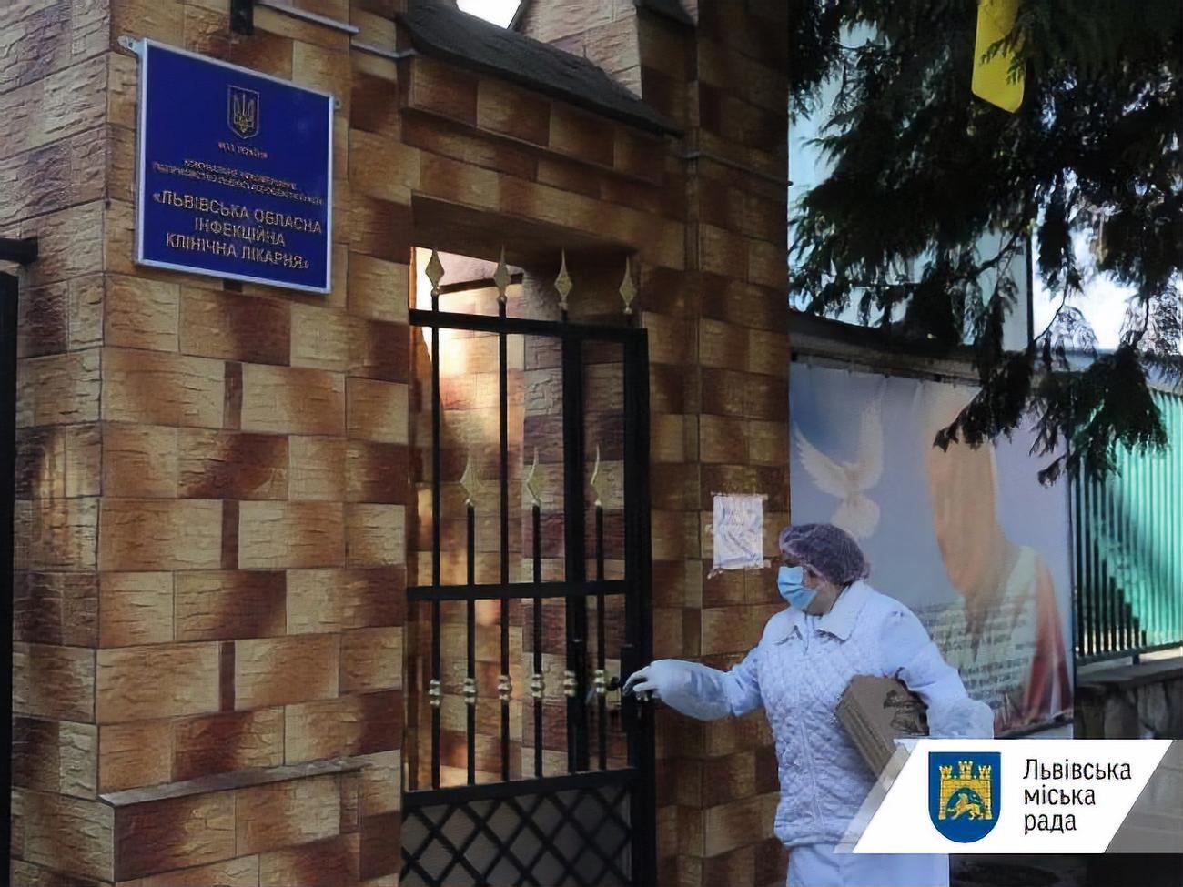 Лікарі обстежують контактних осіб інфікованих