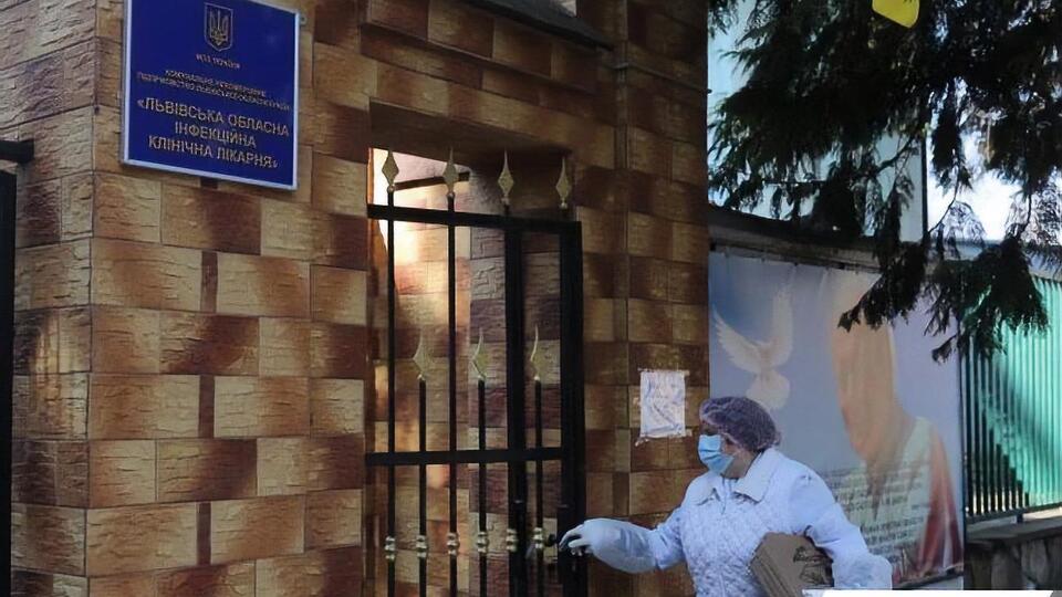 Лікарі обстежують контактних осіб інфікованих