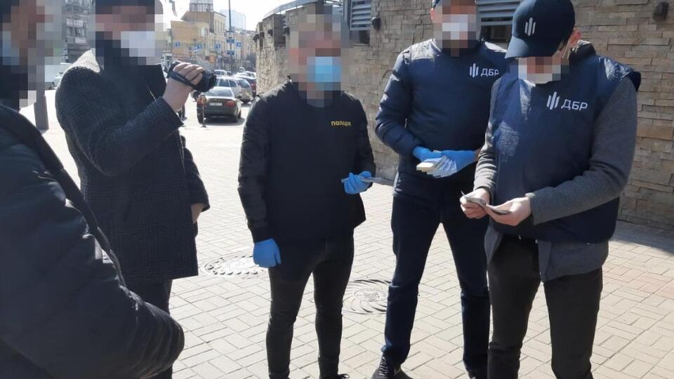 Затриманому загрожує покарання у вигляді позбавлення волі на строк від п'яти до 12 років із конфіскацією майна