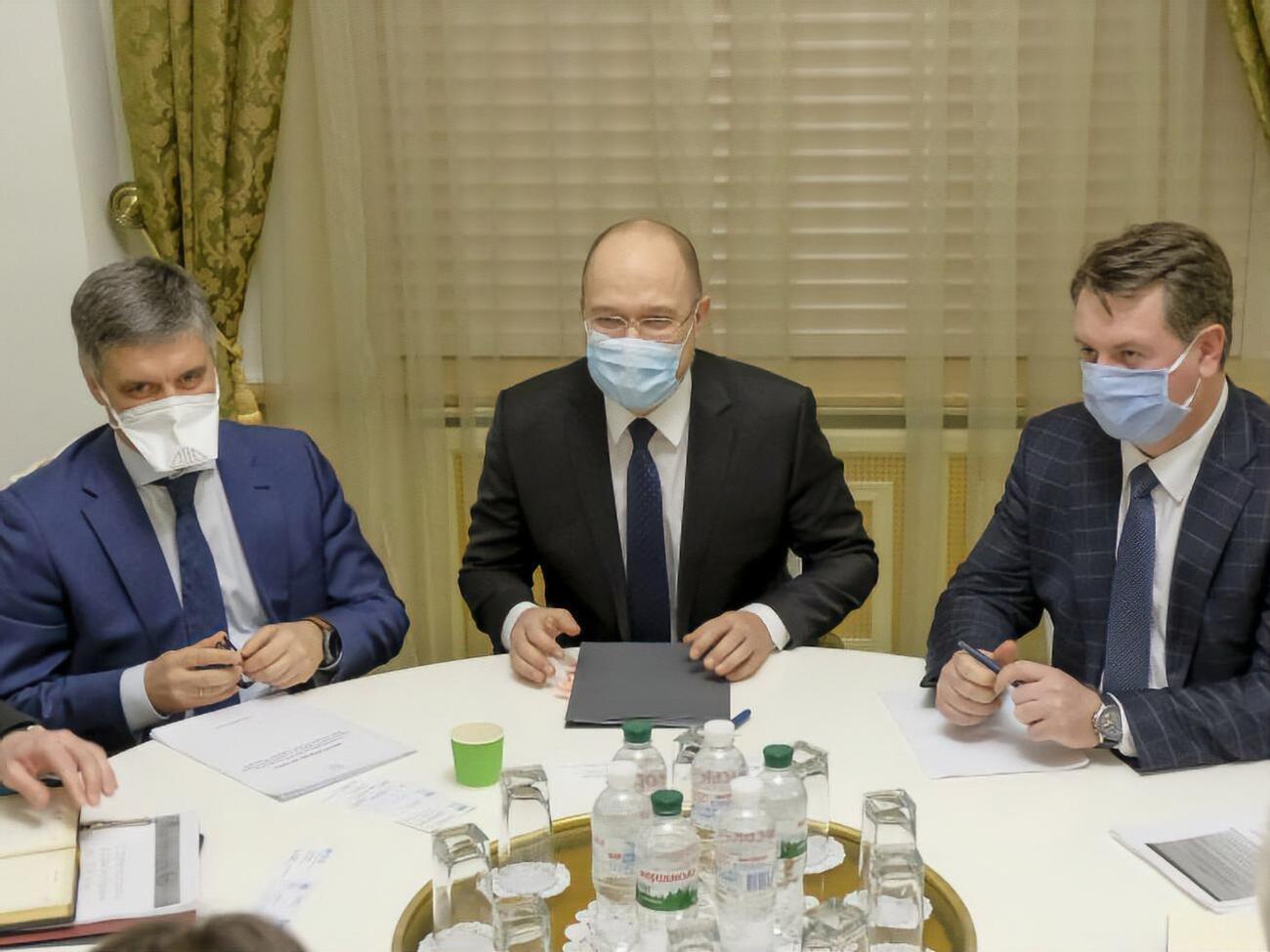 Шмигаль (у центрі) зазначив, що ВООЗ спільно з МОЗ України працюють над розробленням стратегічного плану реагування на пандемію COVID-19