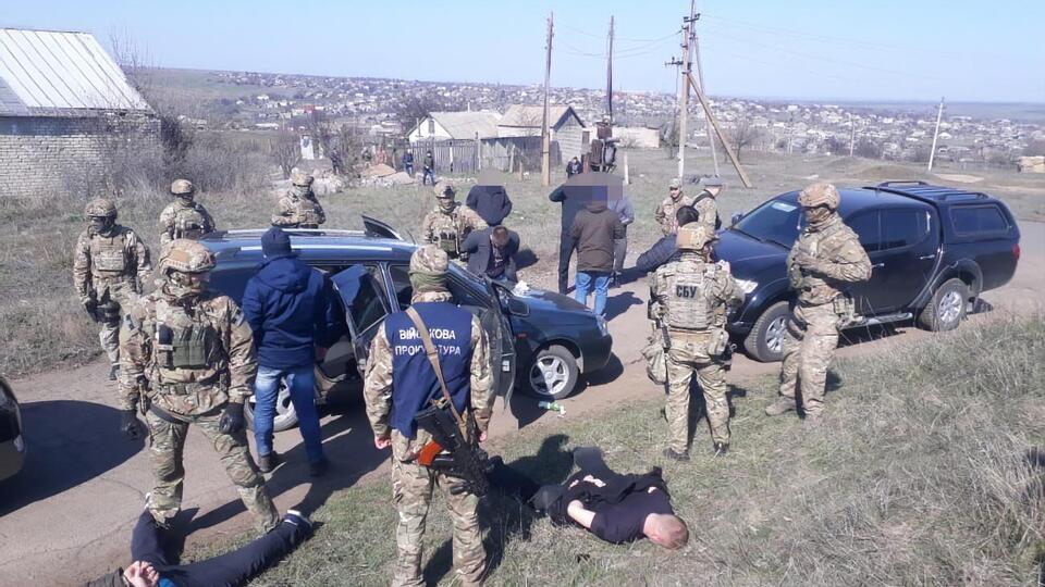 По подозрению в финансировании терроризма задержаны два человека, один из них – сотрудник СБУ