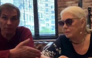 Шукшина в опубликованном ролике говорит, что добровольно подписывает документ о дарении квартиры