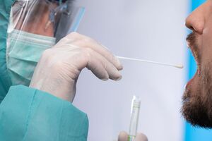 Для тестирования методом ПЦР мазки берут со слизистой носоглотки и ротоглотки