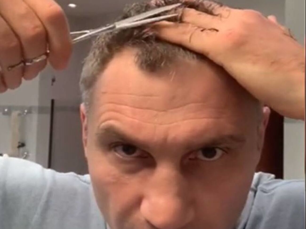 С помощью ножниц Кличко подстриг себе волосы