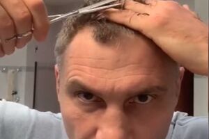 За допомогою ножиць Кличко підстриг собі волосся