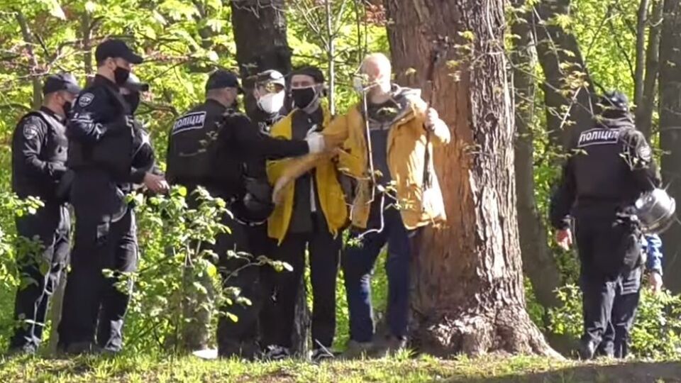 Кутєпова силою виштовхали з газону