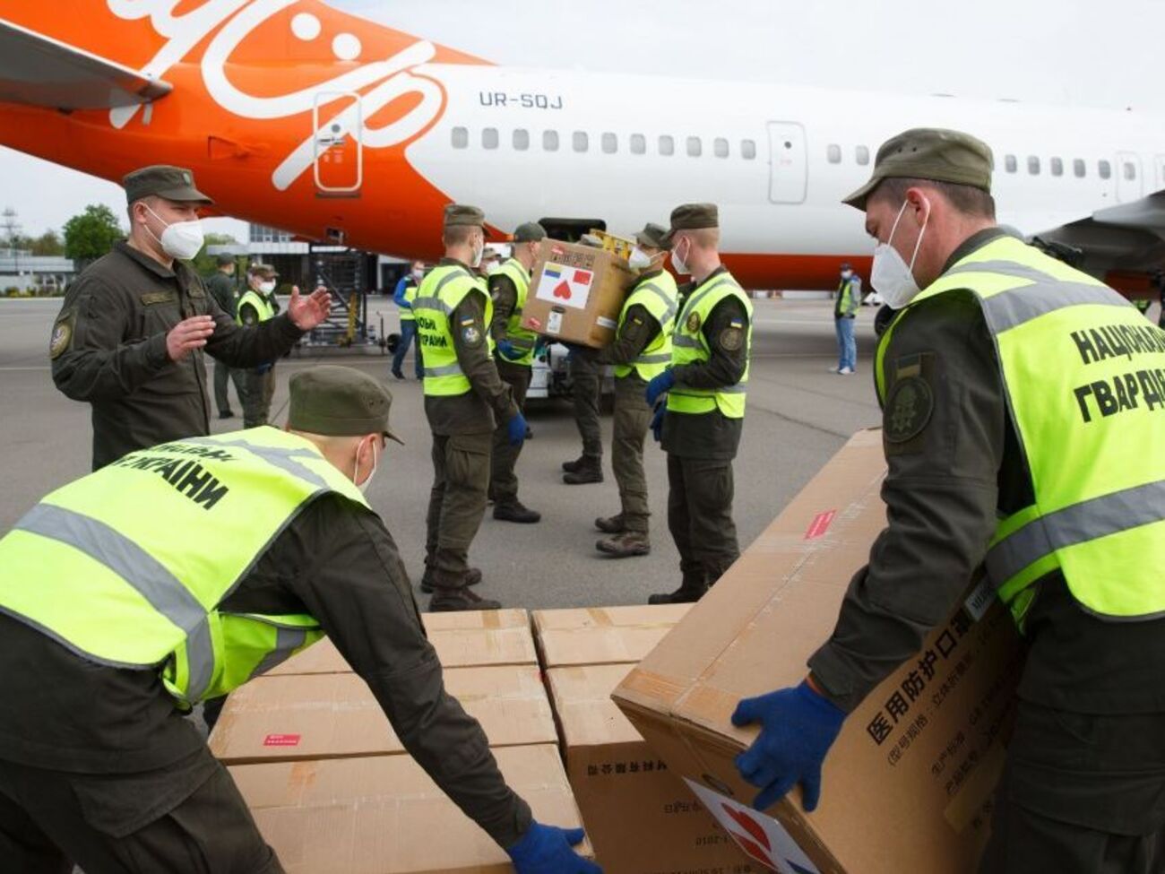 Літак доправив в Україну 400 тис. респіраторів і 50 тис. захисних щитків