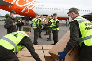 Літак доправив в Україну 400 тис. респіраторів і 50 тис. захисних щитків