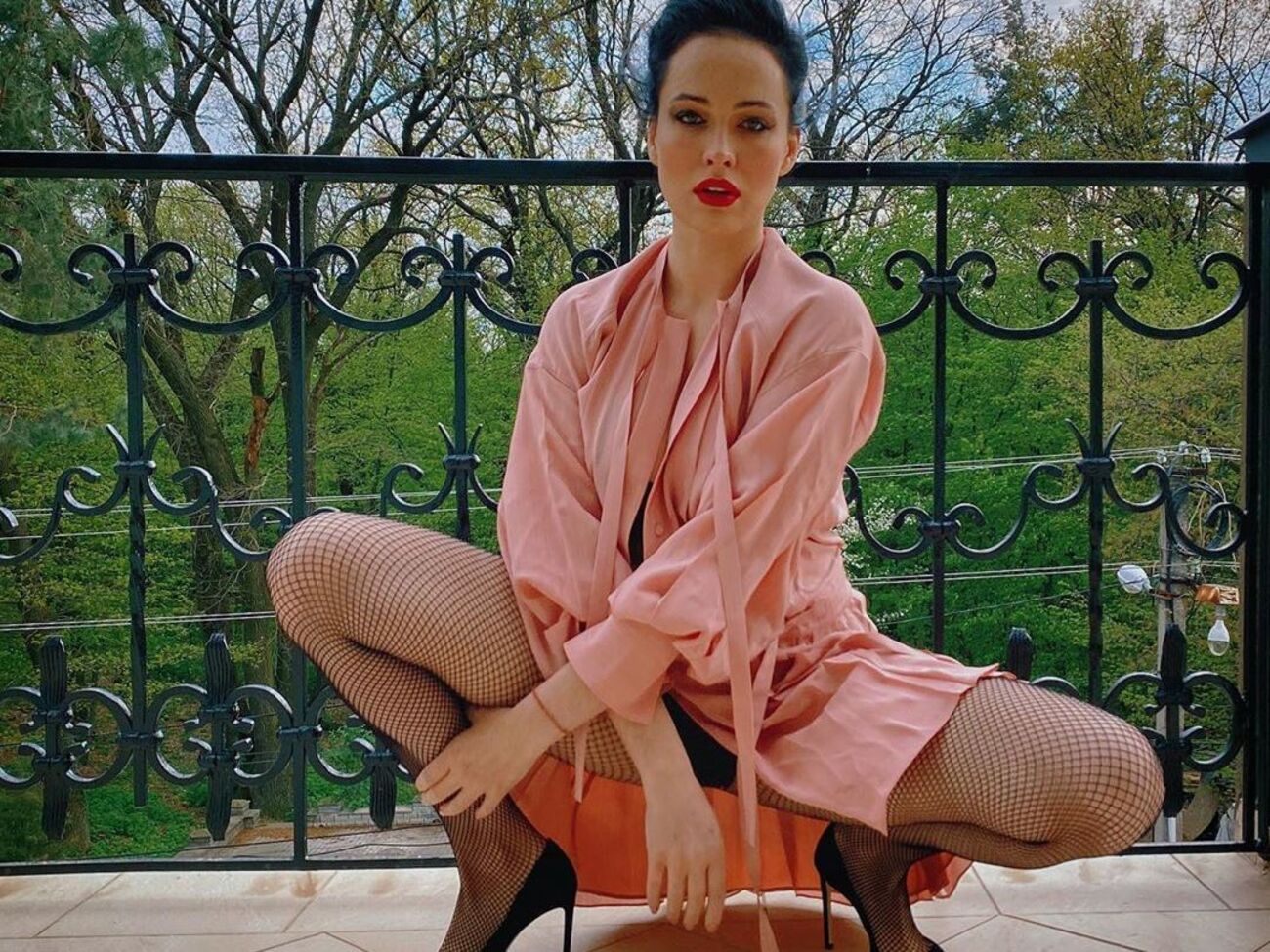 У ролику Астаф'єва позує в сітчастих колготках