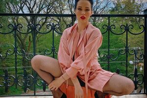 У ролику Астаф'єва позує в сітчастих колготках